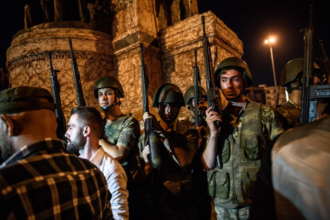 Thủ tướng Thổ Nhĩ Kỳ ra lệnh bắn hạ máy bay của phe đảo chính ảnh 1