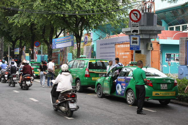 Thành phố Hồ Chí Minh thí điểm hình thức dừng đón taxi ở điểm cố định ảnh 1