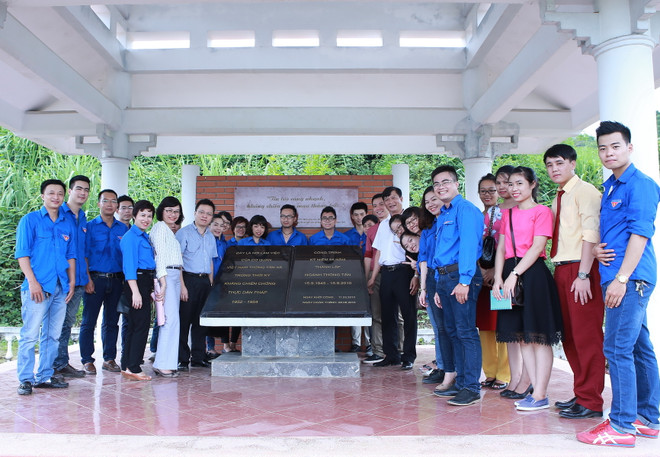 Đoàn hành trình "Về nguồn" chụp ảnh kỷ niệm tại khu nhà bia lưu niệm nơi làm việc của Việt Nam Thông tấn xã ở An toàn khu Sơn Dương, Tuyên Quang. (Ảnh: Minh Sơn/Vietnam+) Tuổi trẻ Thông tấn xã "về nguồn" và tri ân các gia đình chính sách ảnh 1
