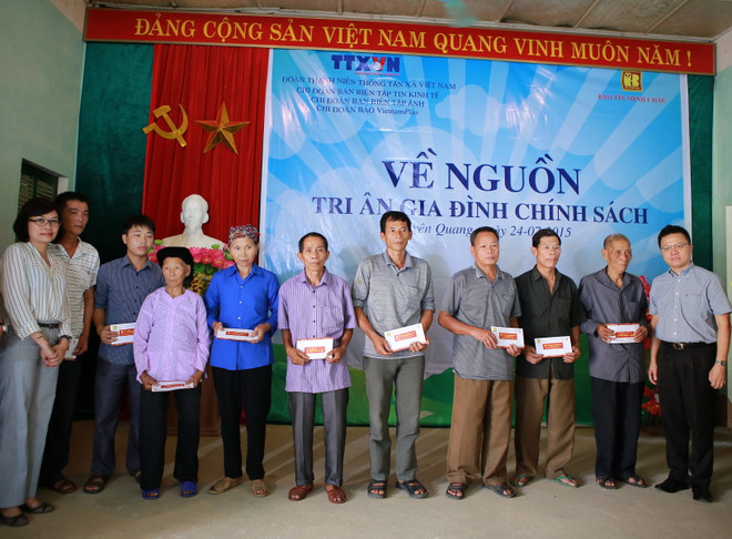 Đại diện các gia đình chính sách nhận quà. (Ảnh: Minh Sơn/Vietnam+) Tuổi trẻ Thông tấn xã "về nguồn" và tri ân các gia đình chính sách ảnh 2