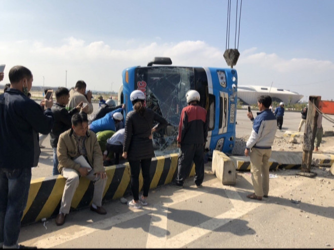 Lật xe khách ở Quảng Ninh làm 1 người tử vong, 2 người bị thương nặng ảnh 1