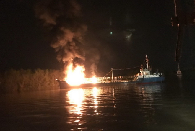 Thủ tướng chỉ đạo xử lý sự cố cháy tàu chở dầu tại Hải Phòng ảnh 1
