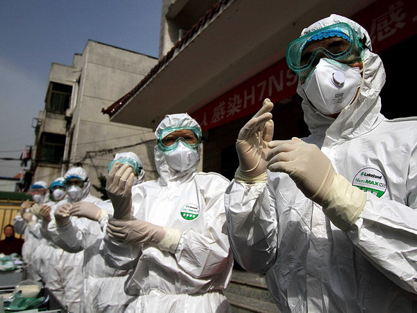 NMột cuộc diễn tập cấp cứu bệnh nhân nhiễm virus H7N9 tại tỉnh An Huy, Trung Quốc. (Nguồn: Chinanews.com) Trung Quốc: Thêm một trường hợp tử vong vì nhiễm H7N9 ảnh 1