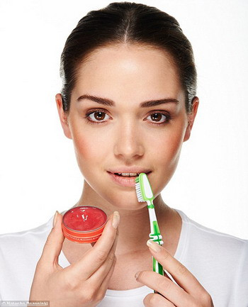 Các công thức giúp bạn điều trị tình trạng môi khô nứt ảnh 6