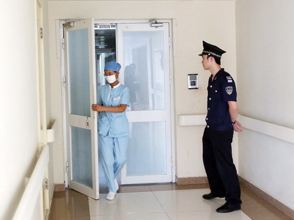 Phòng bệnh nơi bệnh nhân nhiễm virus cúm H7N9 điều trị tại bệnh viện Triều Dương ở Bắc Kinh. (Nguồn: THX-TTXVN) Thêm 3 trường hợp mới nhiễm H7N9 ở Trung Quốc ảnh 1