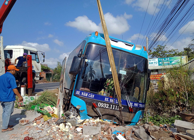 Xe khách mất lái, đâm lọt lề đường trên Quốc lộ 1A qua Sóc Trăng ảnh 1