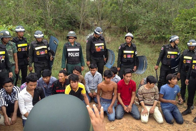 Người biểu tình Campuchia tấn công cảnh sát, 2 người bị thương ảnh 1