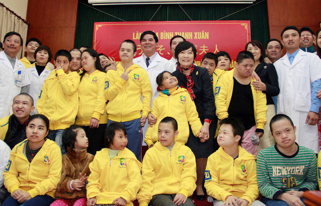 Phu nhân Thủ tướng Nhật Bản Abe xúc động thăm trẻ khuyết tật ảnh 1