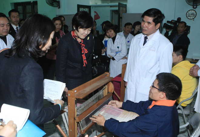 Phu nhân Thủ tướng Nhật Bản Abe xúc động thăm trẻ khuyết tật ảnh 3