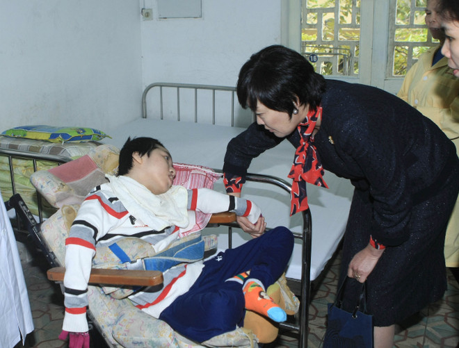 Phu nhân Thủ tướng Nhật Bản Abe xúc động thăm trẻ khuyết tật ảnh 2