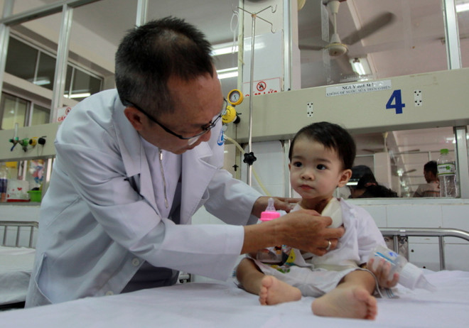 Cứu sống cháu bé 1 tuổi bị dị vật đâm thủng thực quản ảnh 1