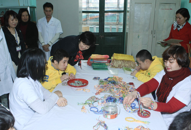 Phu nhân Thủ tướng Nhật Bản Abe xúc động thăm trẻ khuyết tật ảnh 4