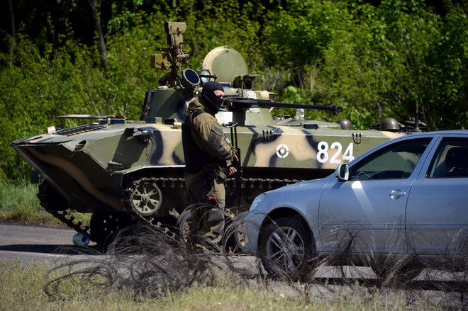 Binh sỹ Ukraine gác tại trạm kiểm soát gần thành phố Slavyansk ngày 6/5. (Nguồn: AFP/ TTXVN) Nga: OSCE bóp méo tình hình tại Đông và Nam Ukraine ảnh 1