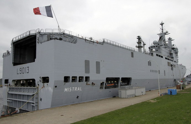 Tàu Mistral chở máy bay trực thăng Pháp tại cảng ở thành phố Wilhelmshaven (Đức) ngày 11/4/2010. (Nguồn: AFP/TTXVN) Mỹ chỉ trích việc chính phủ Pháp bán tàu chiến cho Nga ảnh 1
