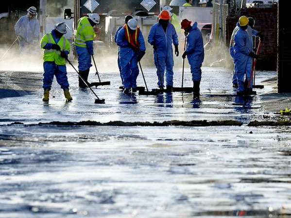 Dọn dẹp đường phố vì dầu tràn. (Nguồn: Getty) Mỹ: Vỡ đường ống dẫn dầu, gần 38.000 lít dầu tràn ra ngoài ảnh 1