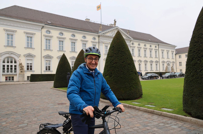 Tân Bộ trưởng Lương thực và Nông nghiệp Đức Cem Özdemir trước Phủ tổng thống ở Berlin (Nguồn: Spiegel) Đức: Tân Bộ trưởng Lương thực và Nông nghiệp đạp xe đi nhậm chức ảnh 1