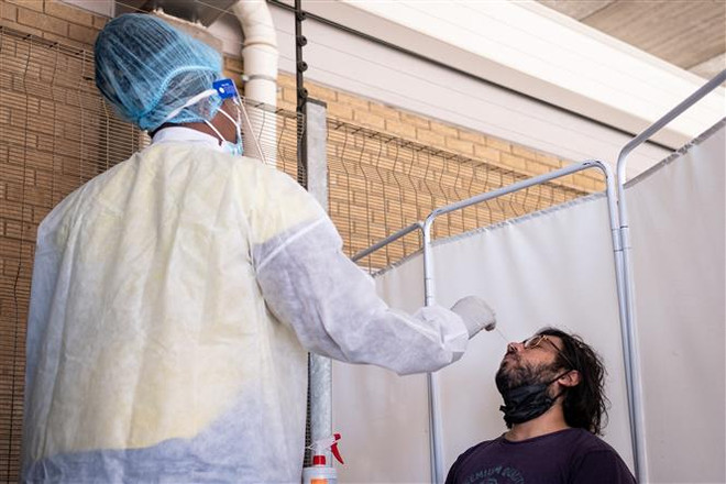 Trung Quốc cấp phép thuốc điều trị, Nam Phi cho tiêm Pfizer tăng cường ảnh 2