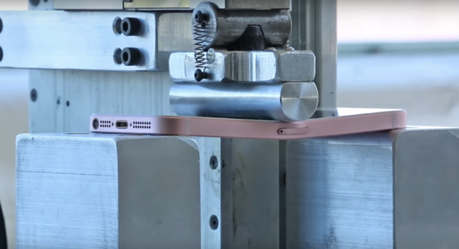 iPhone SE dễ dàng bị bẻ cong hơn iPhone 6s và 6s Plus ảnh 2