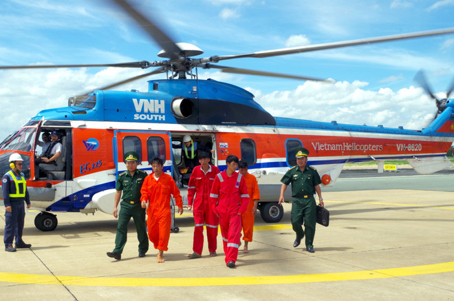 Huy động trực thăng đưa 4 thuyền viên bị nạn vào đất liền ảnh 1