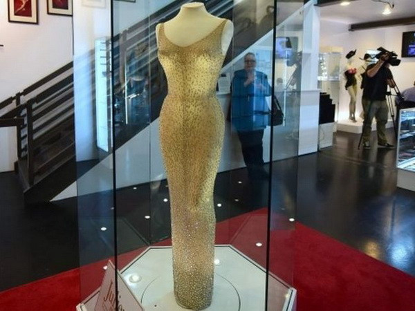 Chiếc váy đính 2.500 viên pha lê mà huyền thoại điện ảnh Marilyn Monroe. (Nguồn: bbc.com) Bộ váy mừng sinh nhật của Marilyn Monroe đạt giá kỷ lục 4,8 triệu USD ảnh 1