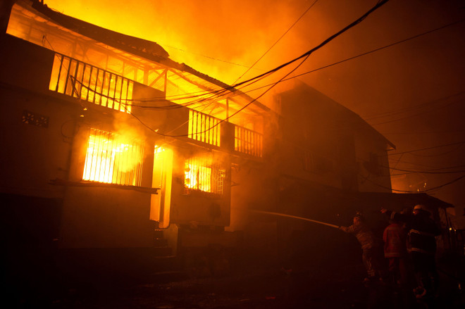 [Photo] Hỏa hoạn thiêu rụi khu nhà ổ chuột tại Philippines ảnh 2