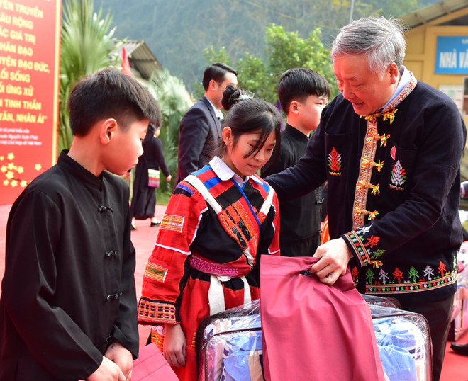 Ông Nguyễn Hòa Bình dự Hội chợ Nhân ái tại tỉnh Tuyên Quang ảnh 3