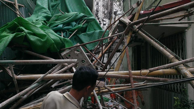 [Photo] Hiện trường vụ giàn giáo nhà cao tầng đổ sập vào nhà dân ảnh 5