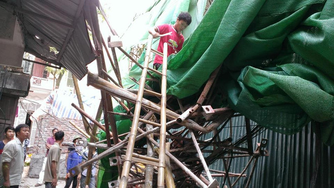 [Photo] Hiện trường vụ giàn giáo nhà cao tầng đổ sập vào nhà dân ảnh 3