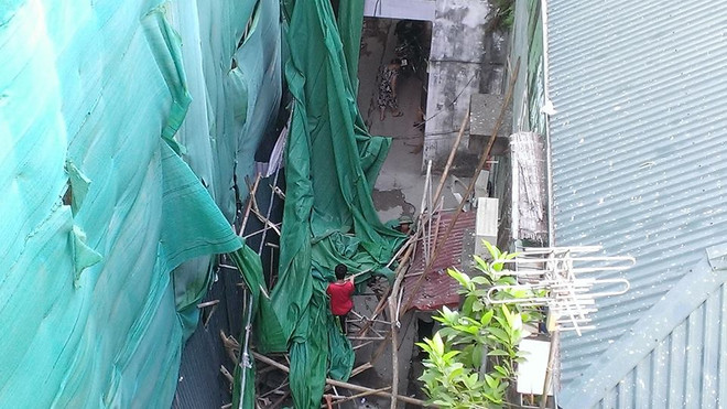 [Photo] Hiện trường vụ giàn giáo nhà cao tầng đổ sập vào nhà dân ảnh 2