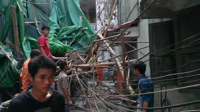 [Photo] Hiện trường vụ giàn giáo nhà cao tầng đổ sập vào nhà dân ảnh 4