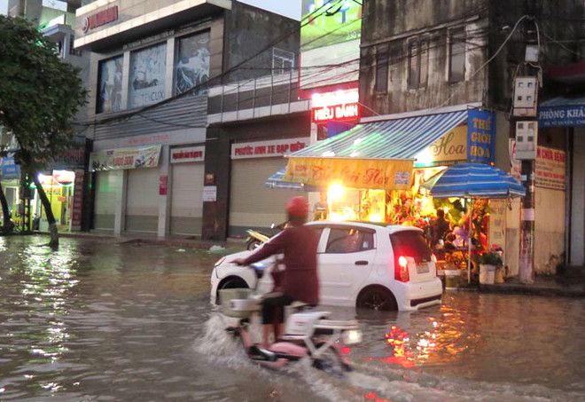 Mưa lớn, nhiều tuyến đường Hải Dương ngập chìm trong nước ảnh 1