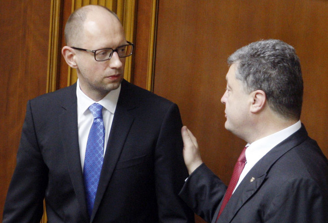 Tổng thống Ukraine Petro Poroshenko (phải) và Thủ tướng Arseniy Yatsenyuk (trái) sau phiên họp quốc hội ở Kiev. (Nguồn: AFP/TTXVN) Ukraine: Thủ tướng từ chối liên minh với khối của Tổng thống ảnh 1