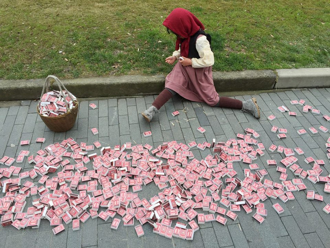 [Photo] Xúc động với "cô bé bán diêm" phiên bản thời công nghệ ảnh 2