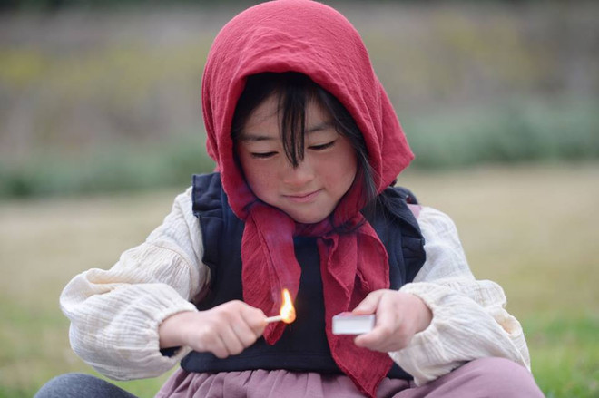 [Photo] Xúc động với "cô bé bán diêm" phiên bản thời công nghệ ảnh 1