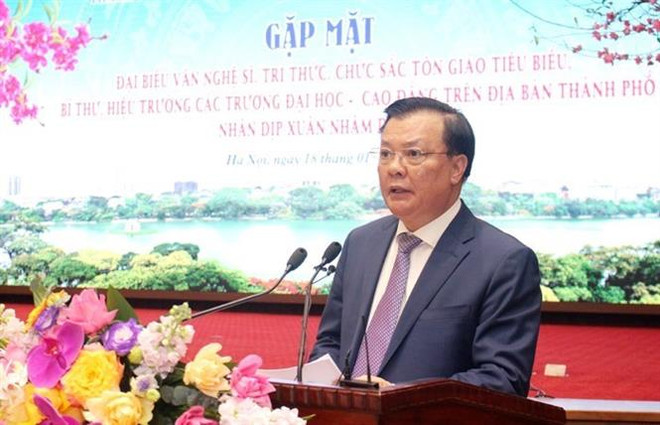 Ủy viên Bộ Chính trị, Bí thư Thành ủy Hà Nội Đinh Tiến Dũng phát biểu tại buổi gặp mặt. (Ảnh: Nguyễn Cúc/TTXVN) Hà Nội mong muốn văn nghệ sỹ, trí thức đồng hành trong các dự án lớn ảnh 2