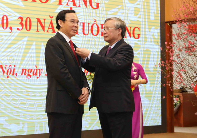Ông Trần Quốc Vượng, Ủy viên Bộ Chính trị, Thường trực Ban Bí thư trao Huy hiệu 40 năm tuổi Đảng cho ông Nguyễn Văn Nên, Bí thư Trung ương Đảng, Chánh Văn phòng Trung ương Đảng. (Ảnh: Phương Hoa/TTXVN) Trao Huy hiệu Đảng tặng các đảng viên thuộc Đảng bộ Văn phòng TW Đảng ảnh 1