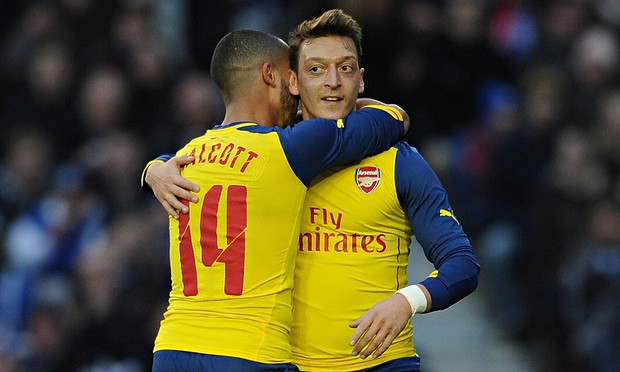 Theo Walcott và Mesut Ozil tỏa sáng: Cơn đau đầu dễ chịu của Wenger ảnh 1