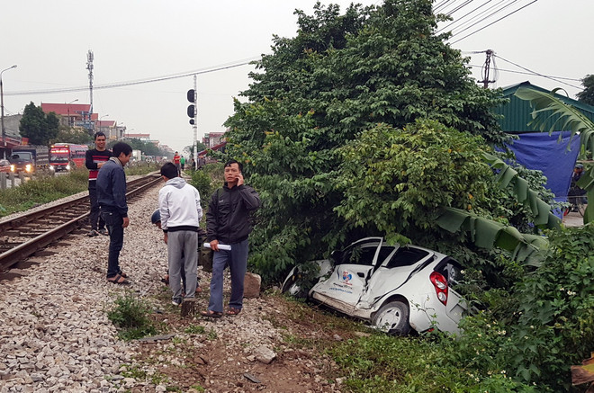 Tàu hỏa đâm trực diện xe ôtô tại Nam Định, một người nguy kịch ảnh 1