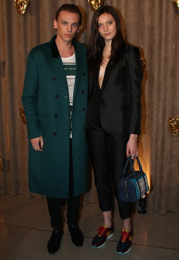 Túi xách Burberry Bee "gây sốt" trong làng thời trang thế giới ảnh 4