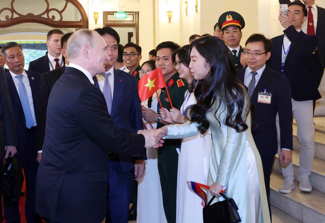 Tổng thống Liên bang Nga Vladimir Putin đến dự buổi gặp gỡ lãnh đạo Hội Hữu nghị Việt-Nga và các thế hệ cựu sinh viên Việt Nam học tại Nga. (Ảnh: Nhan Sáng/TTXVN) ttxvn_2040620_chu tich nuoc to lam_tong thong putin_gap cuu sinh vien (4).jpg