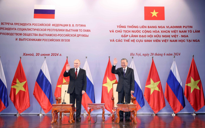 Tối 20/6/2024, tại Hà Nội, Chủ tịch nước Tô Lâm và Tổng thống Liên bang Nga Vladimir Putin dự buổi gặp gỡ lãnh đạo Hội Hữu nghị Việt-Nga và các thế hệ cựu sinh viên Việt Nam học tại Nga. (Ảnh: Nhan Sáng/TTXVN) ttxvn_2040620_chu tich nuoc to lam_tong thong putin_gap cuu sinh vien (1).jpg
