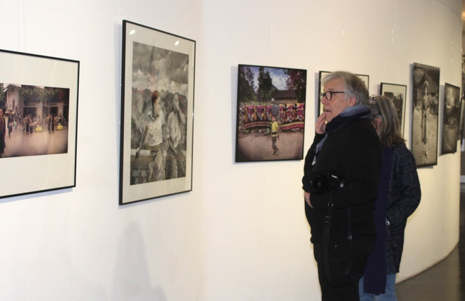 Trang phục 54 dân tộc Việt Nam khoe sắc tại miền Tây nước Pháp ảnh 2