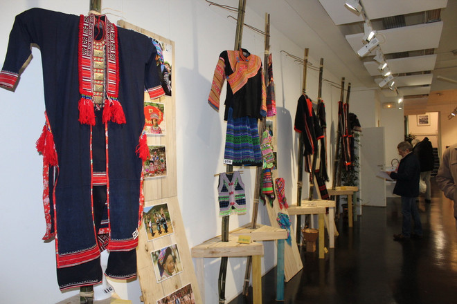 Trang phục 54 dân tộc Việt Nam khoe sắc tại miền Tây nước Pháp ảnh 1