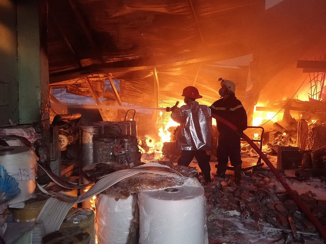 Cháy lớn thiêu rụi gần 2.000m2 tại cụm Công nghiệp Quang Trung ảnh 1