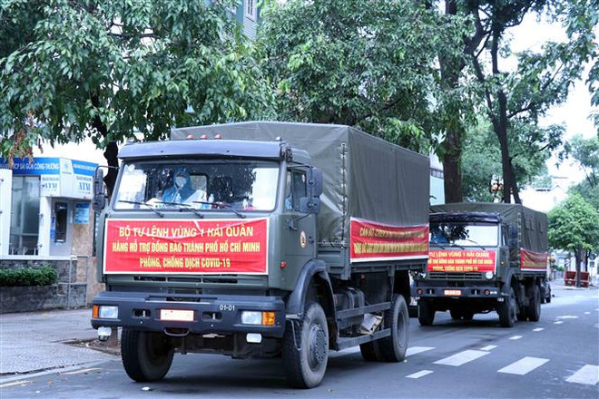 10 tấn gạo từ cán bộ, chiến sỹ Bộ Tư lệnh Vùng 1 Hải quân (Hải Phòng) vượt hàng nghìn km để đến với đồng bào Thành phố Hồ Chí Minh. (Ảnh: Xuân Khu/TTXVN) Bộ Tư lệnh Vùng 1 Hải quân tặng gạo hỗ trợ đồng bào TP.HCM ảnh 1