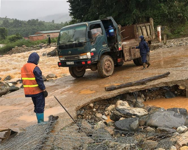 Lực lượng chức năng huyện Tu Mơ Rông (tỉnh Kon Tum) khắc phục vị trí hư hỏng tại cầu tràn Năng Nhỏ 1 trên tỉnh lộ 678. (Ảnh: TTXVN) Kon Tum tập trung nguồn lực khắc phục ảnh hưởng của bão số 5 ảnh 1