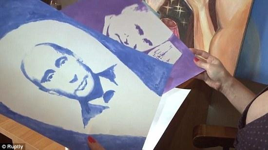 Nữ họa sỹ người Nga vẽ hình Tổng thống Putin bằng... ngực ảnh 4