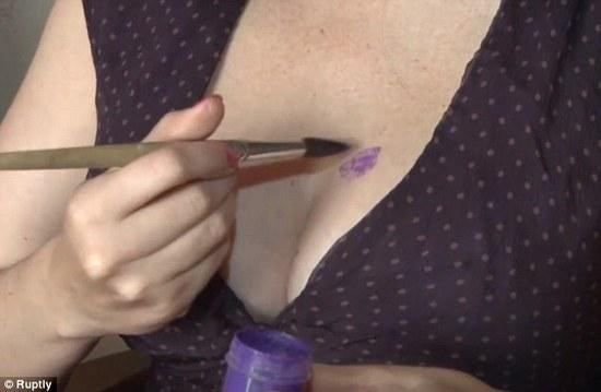 Nữ họa sỹ người Nga vẽ hình Tổng thống Putin bằng... ngực ảnh 2