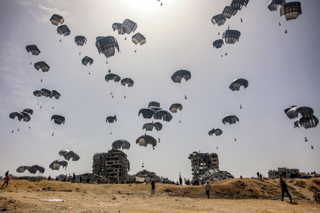 Hàng viện trợ nhân đạo được thả xuống miền Bắc Dải Gaza ngày 23/4/2024. (Ảnh: AFP/TTXVN) gaza_xung dot 2.jpg