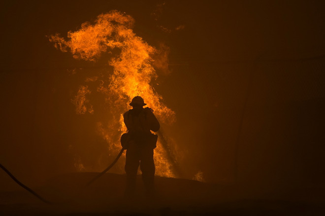 Nhân viên cứu hỏa dập lửa trong đám cháy rừng ở Santa Clarita, California, Mỹ ngày 23/7. (Nguồn: AFP/TTXVN) Hàng nghìn lính cứu hỏa dập cháy rừng kinh hoàng ở California ảnh 2